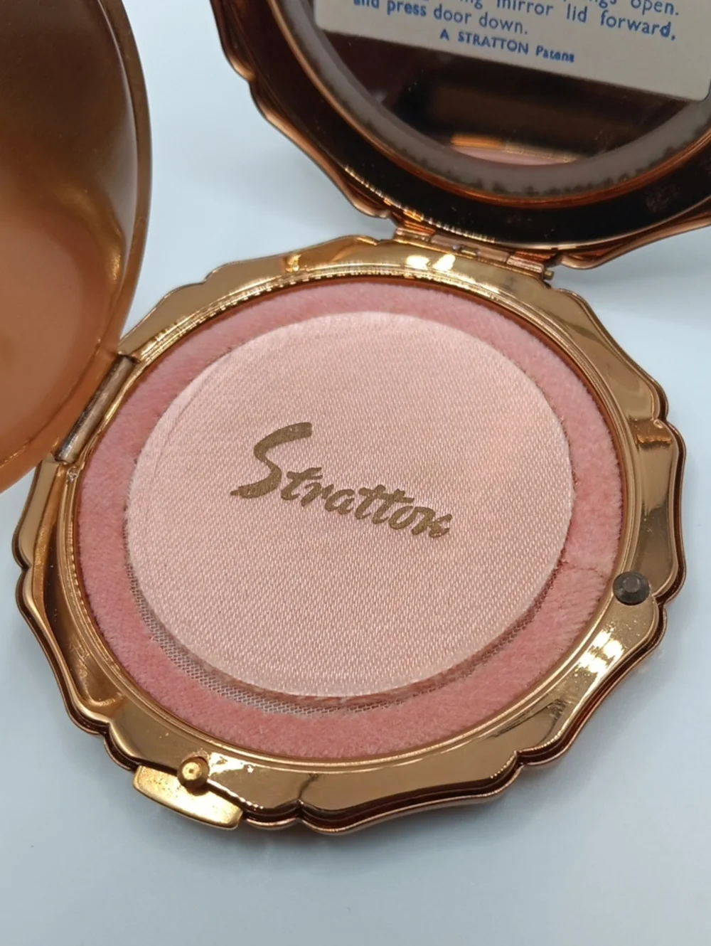 VTG STRATTON ENGLAND UNUSED COMPACT AND MIRROR
